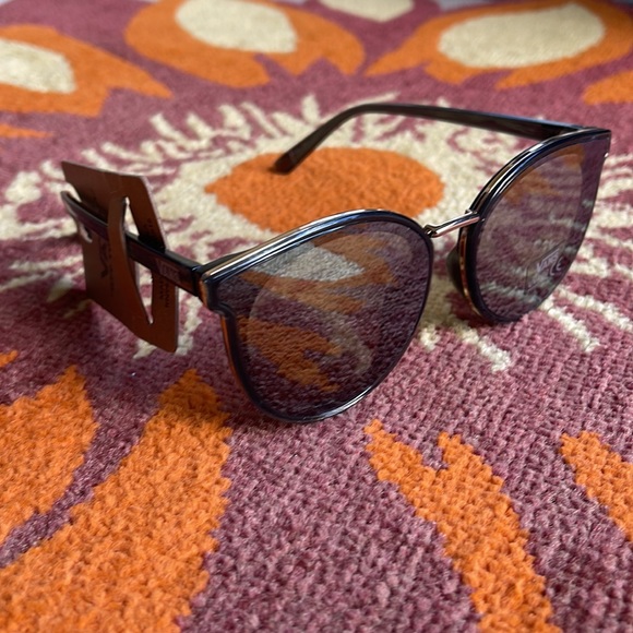 Vans Summer Holiday UV Protect Shades Sunglasses
NWT - Picture 9 of 16